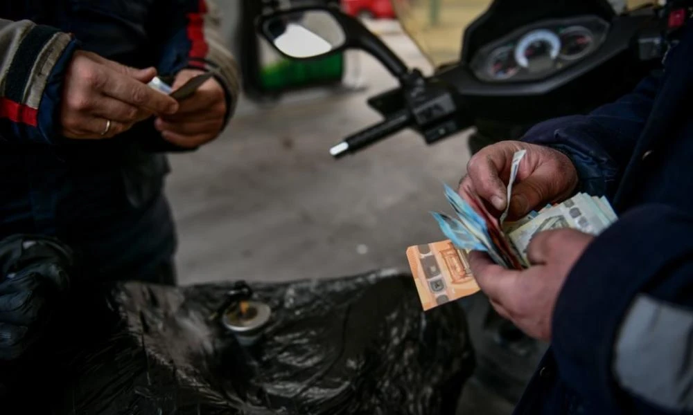 Βενζίνη: Ολοταχώς για τα 3 ευρώ η τιμή της - Εξανεμίζεται το οικογενειακό εισόδημα